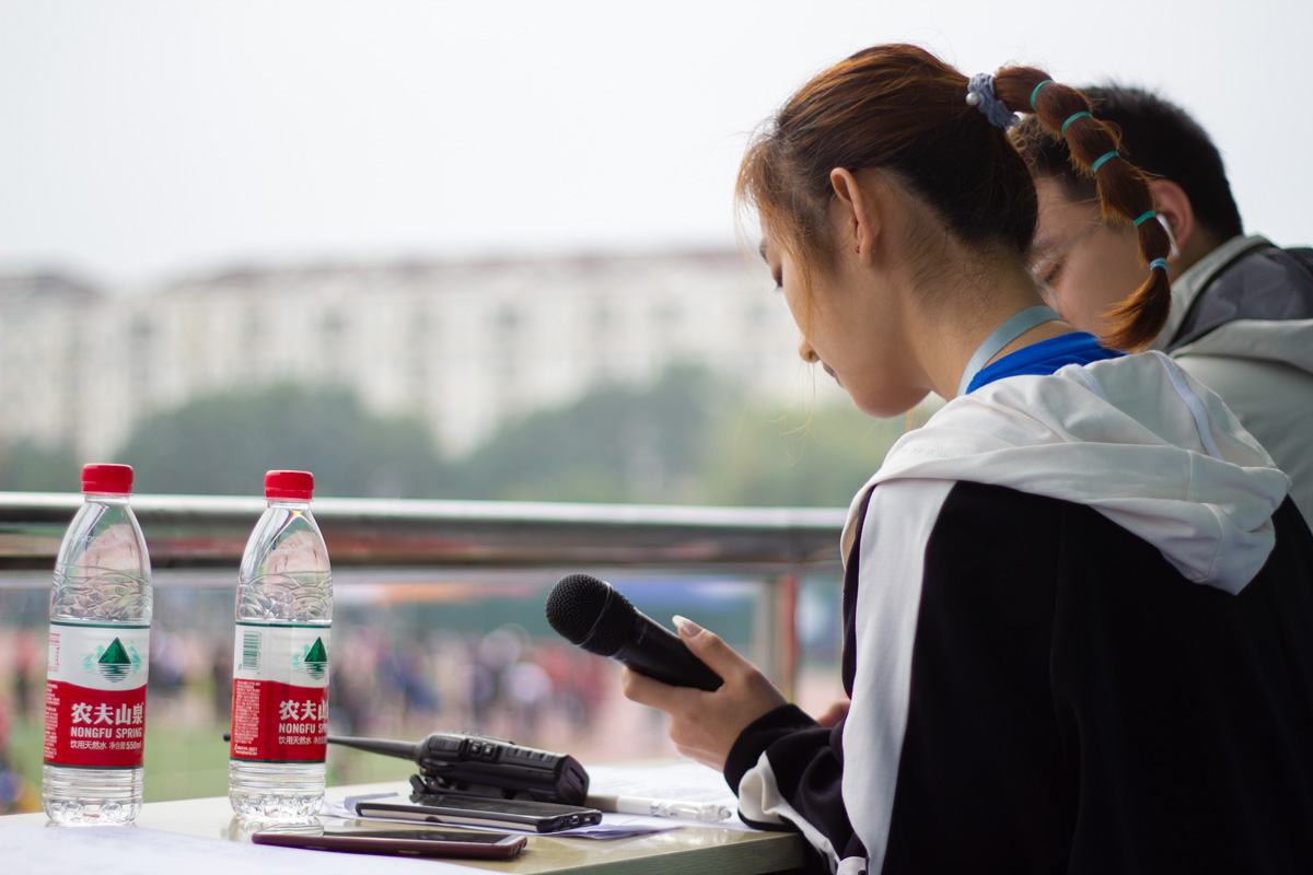 运动会中广播员播报比赛信息（学通社记者 梁钰琪 摄）