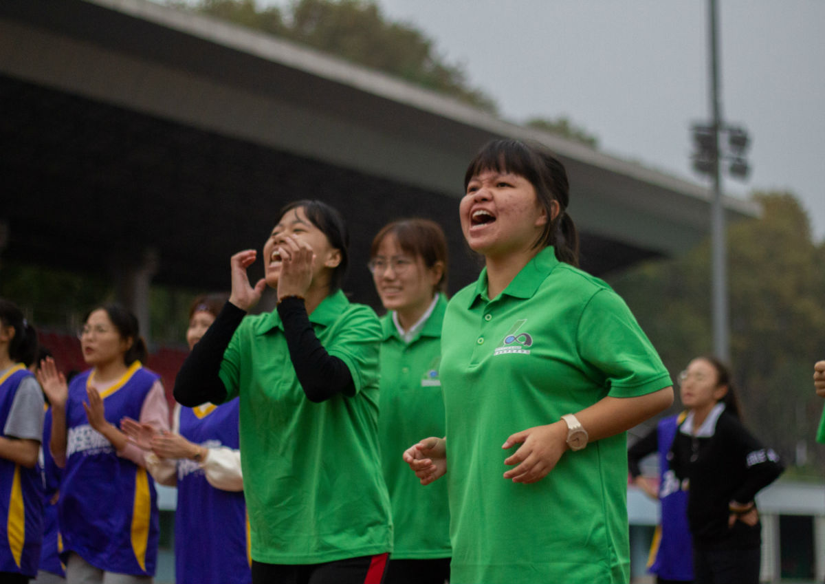 迎面接力中生科院同学为同伴加油呐喊（学通社记者梁钰琪 摄）