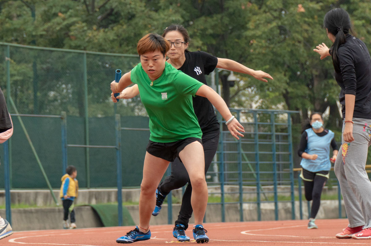 10.31下午，东运动场，4×100女教师接力交棒瞬间（学通社记者郎一阳摄）