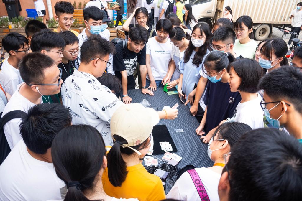 前来观看魔术表演的新生将表演者围了个”水泄不通“ （彭雨格 摄）