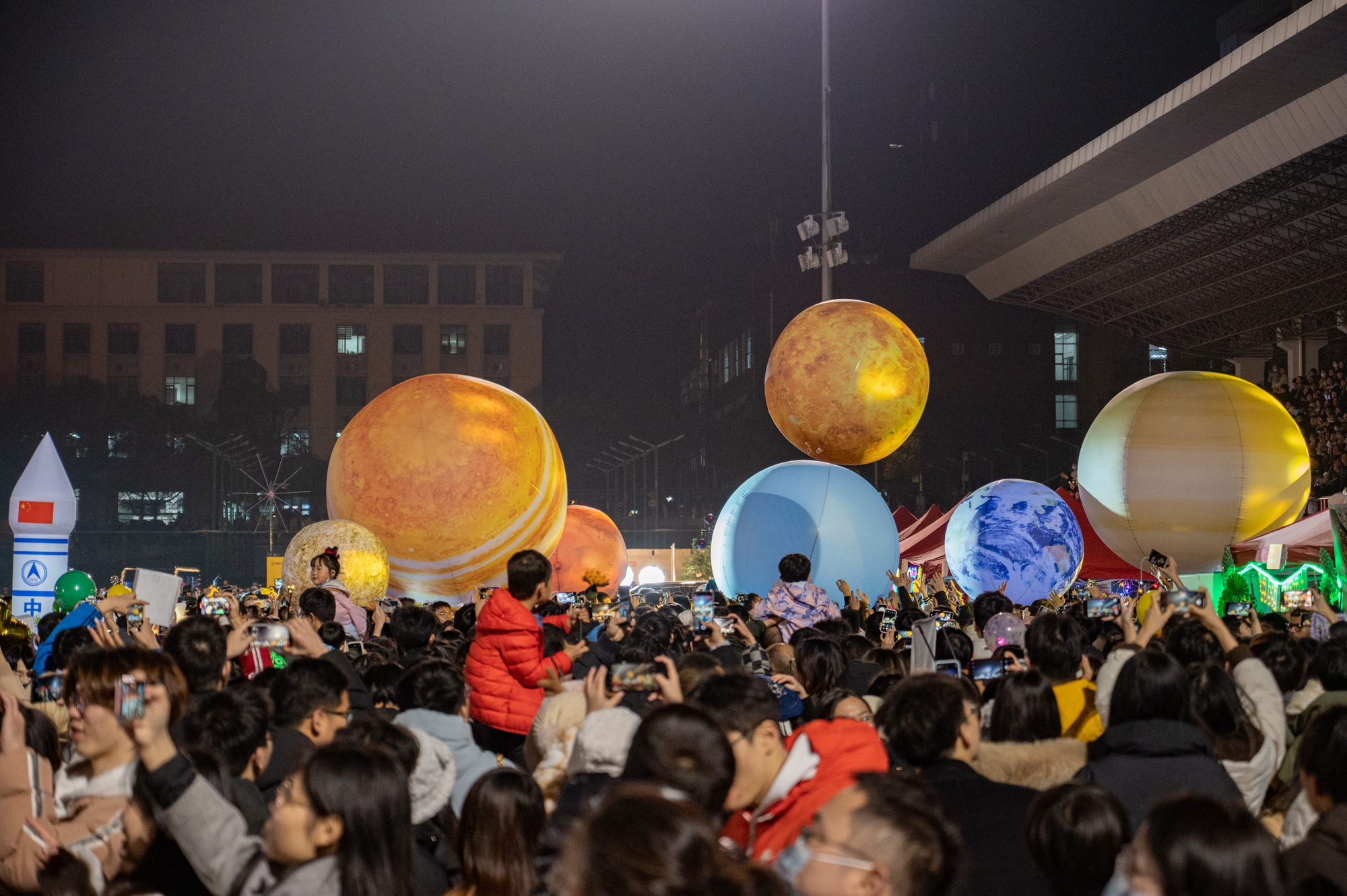 新年巡游化学学院方阵星球方阵（学通社记者 许可 摄）